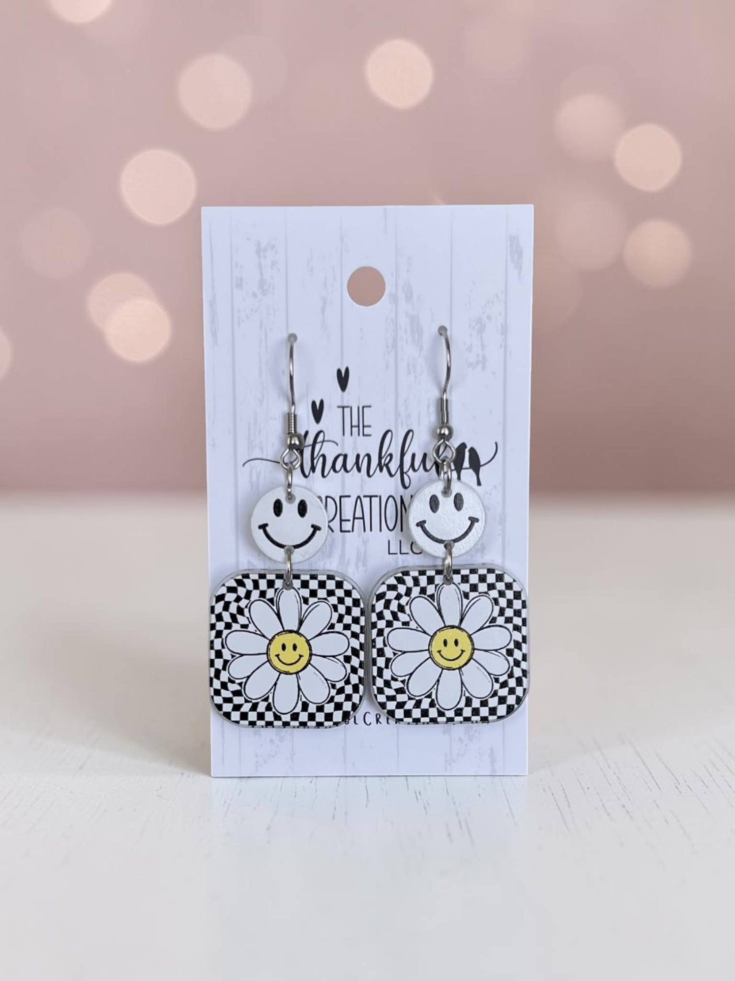 Checkered Daisy Smiley Earrings White